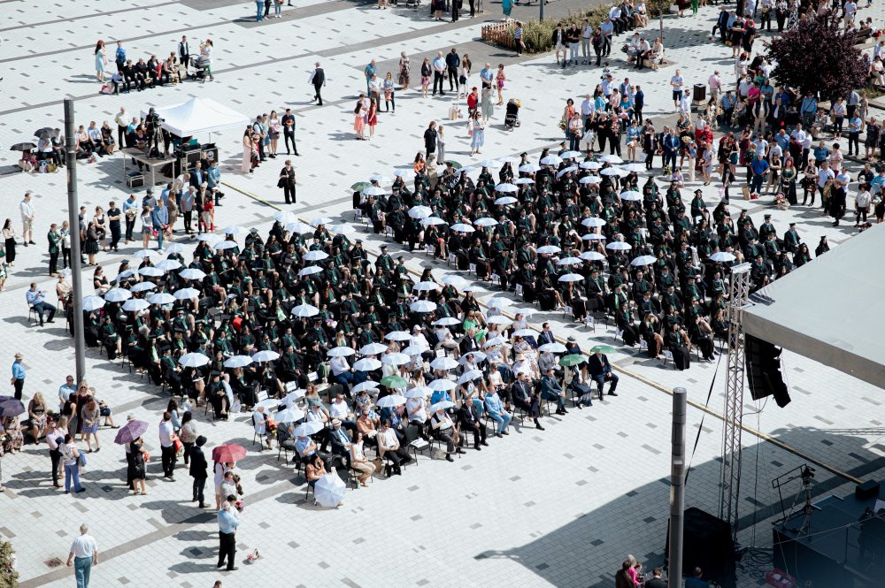 225 alap- és mesterszakos hallgató vett búcsút az egyetemtől