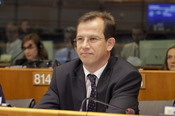 Sógor Csaba tart előadást a Sapientián