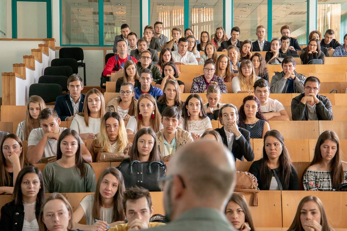 Régió és társadalom: konferencia-program