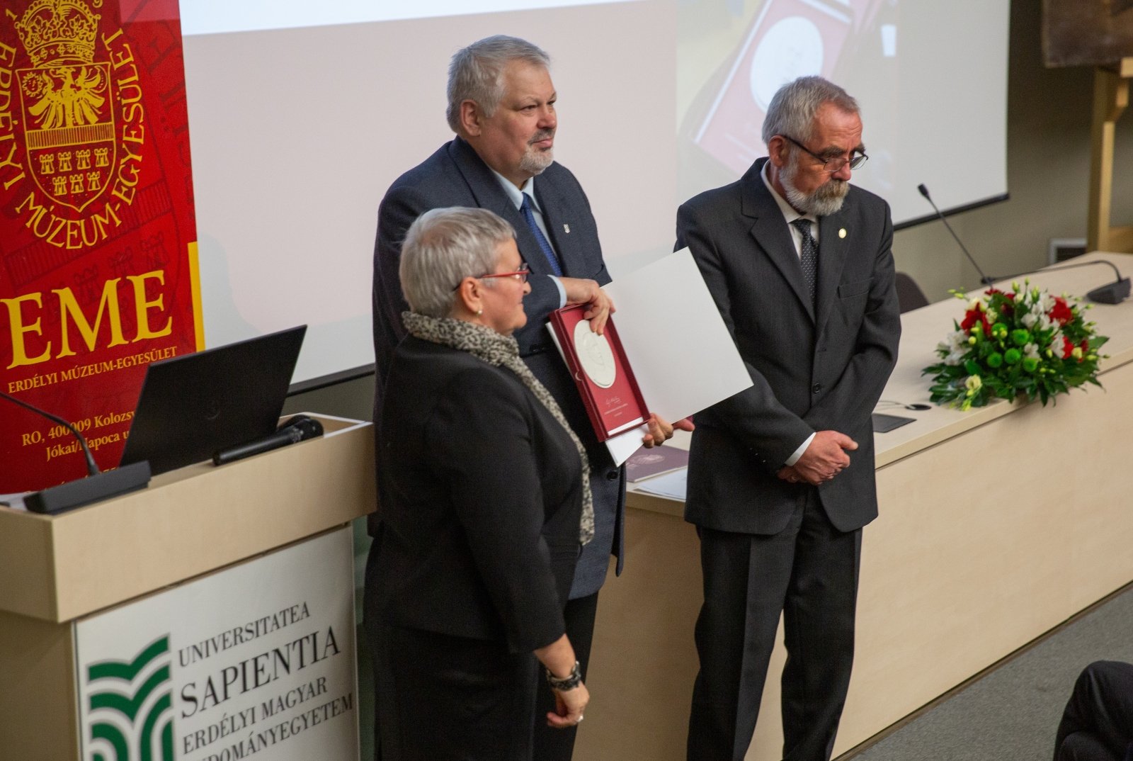 Gr. Mikó Imre-emléklappal tüntette ki az EME a Sapientia EMTE rektorát