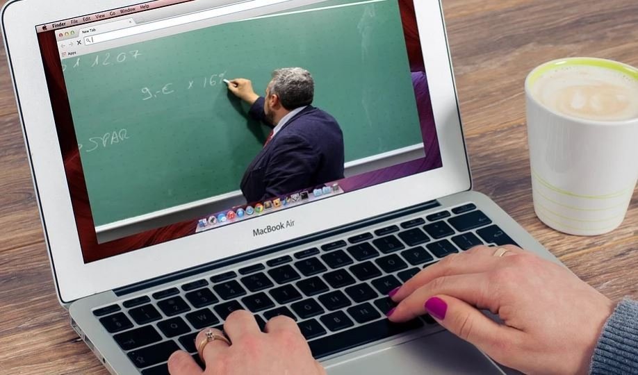 A távoktatásos rendszer működtetésével és kiterjesztésével folytatódik az oktatási folyamat